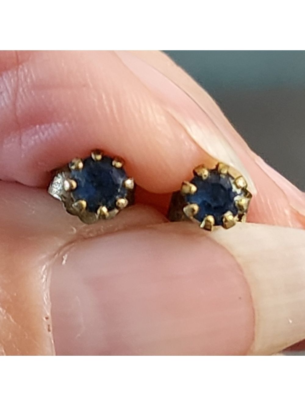 💥4 for $20💥Goldtone and Blue Stud Earrings